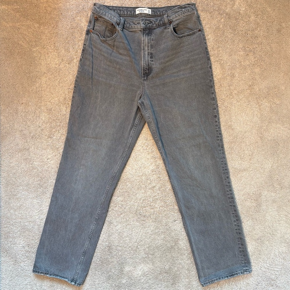 Abercrombie & Fitch Light Gray ‘90s Straight Ultra High Rise Jeans Size 31